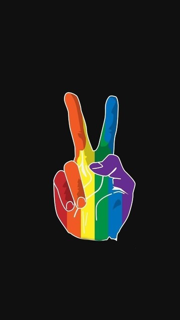 Eine Regenbogenfarbene Hand zeigt das Peace Zeichen